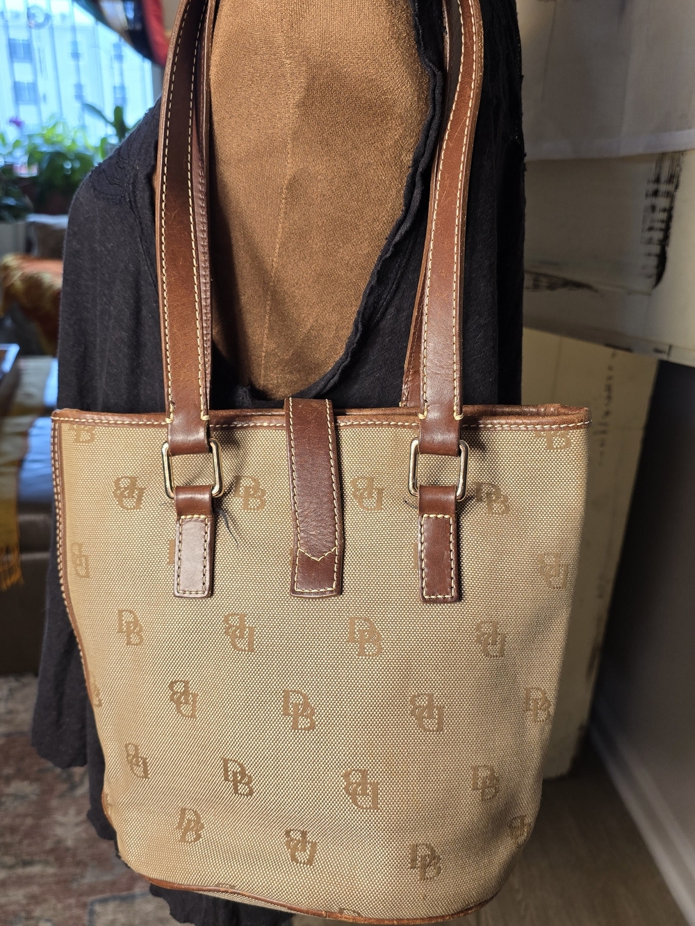 👜 Dooney & Bourke Brown Signature Logo Monogram Bucket Bag Tote w Metal Clasp - Picture 13 of 15